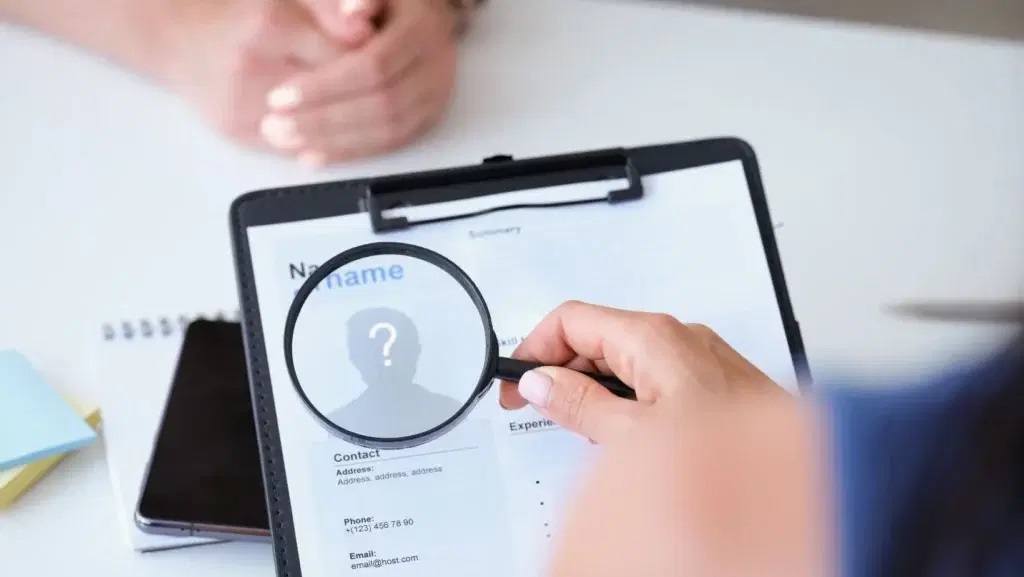 بررسی رزومه با ذرهبین برای استخدام